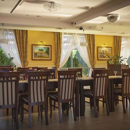 Hotel Pikul Пулавы Экстерьер фото