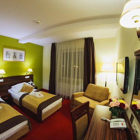 Hotel Pikul Пулавы Экстерьер фото