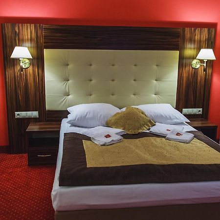 Hotel Pikul Пулавы Экстерьер фото