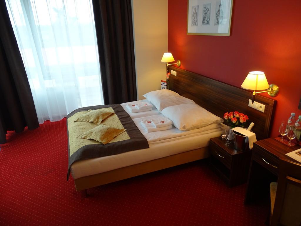 Hotel Pikul Пулавы Экстерьер фото