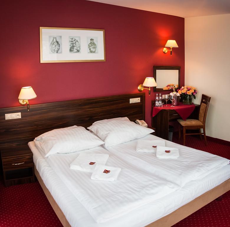 Hotel Pikul Пулавы Экстерьер фото