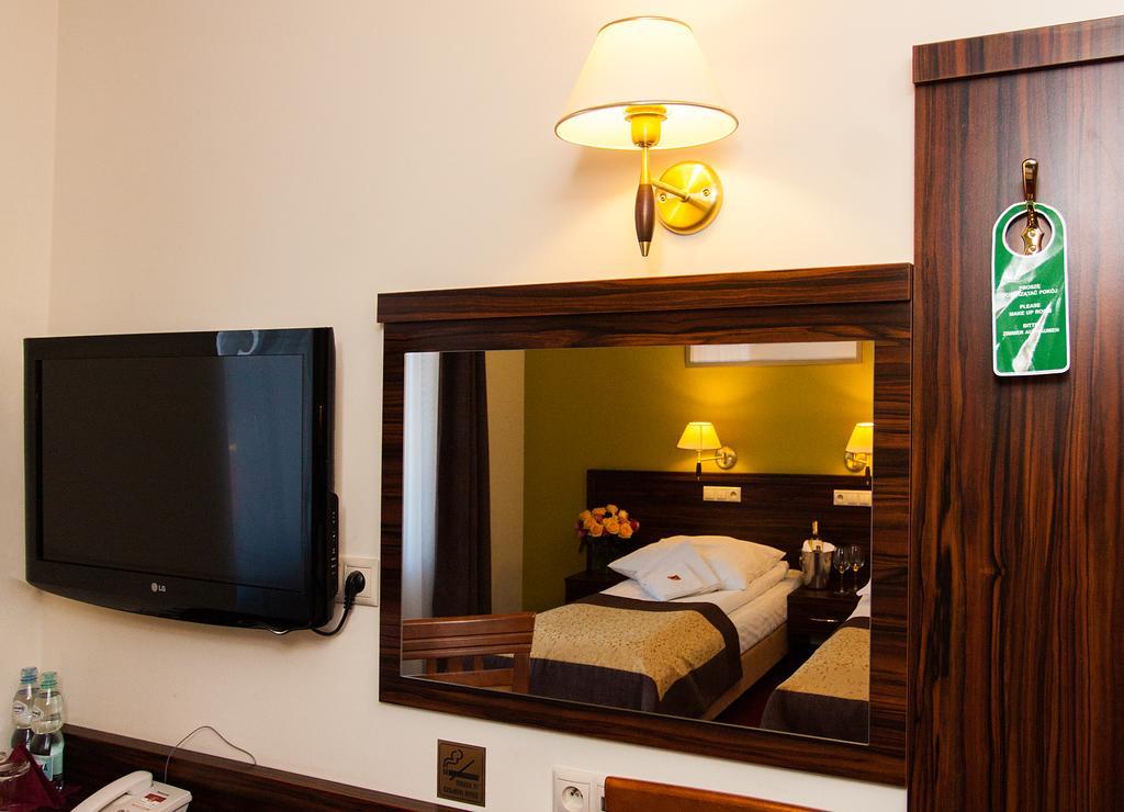 Hotel Pikul Пулавы Экстерьер фото