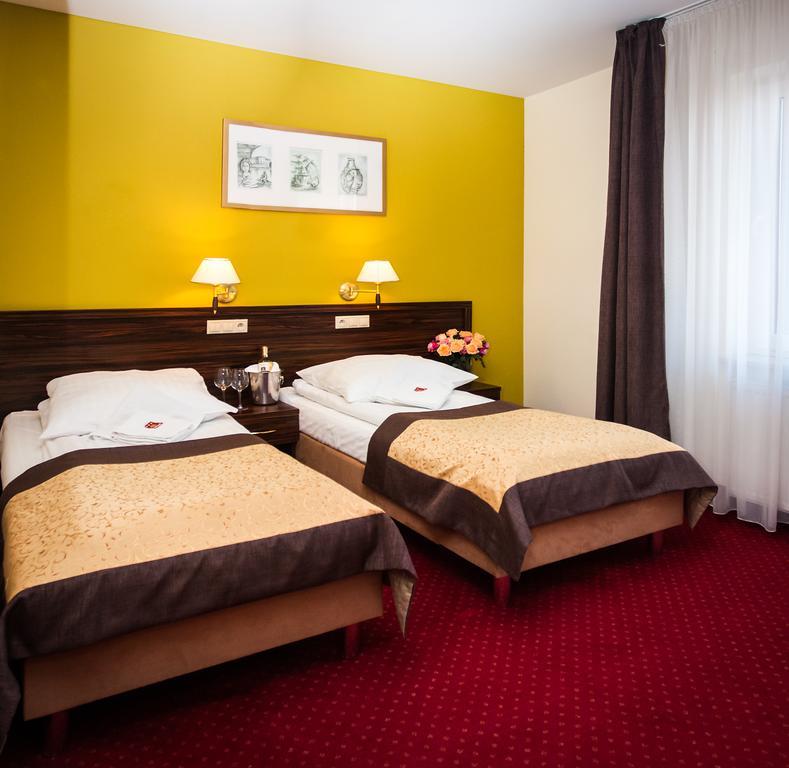 Hotel Pikul Пулавы Экстерьер фото
