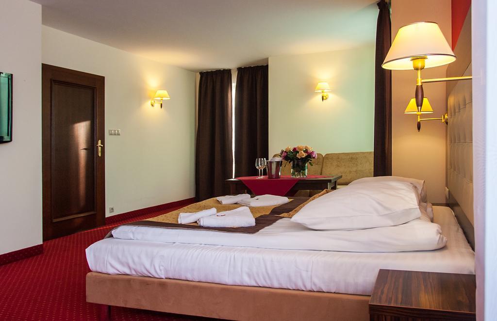 Hotel Pikul Пулавы Экстерьер фото
