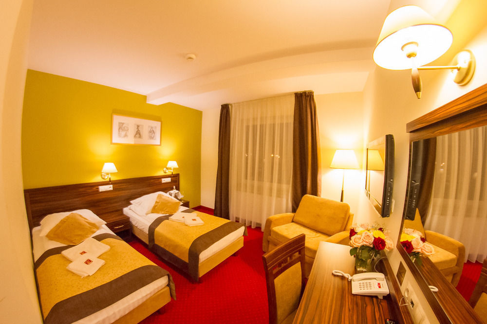 Hotel Pikul Пулавы Экстерьер фото