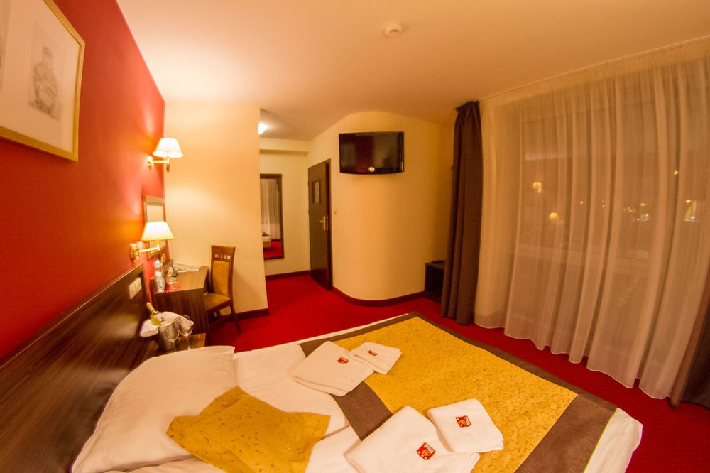 Hotel Pikul Пулавы Экстерьер фото