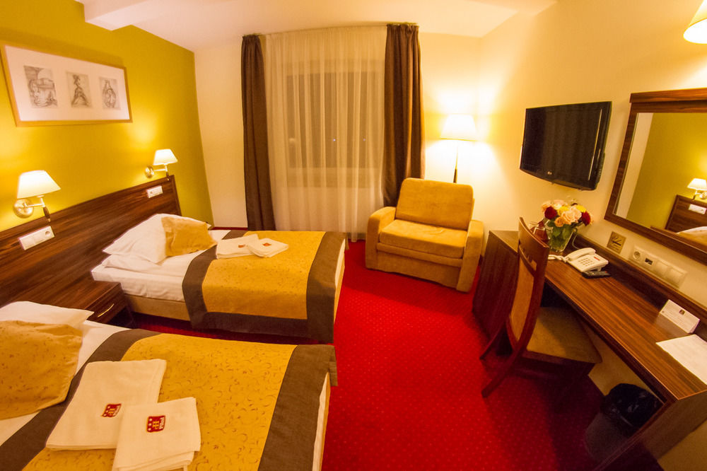Hotel Pikul Пулавы Экстерьер фото