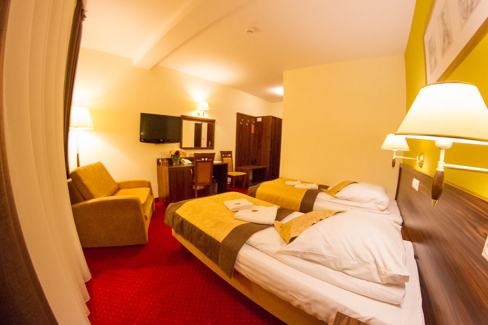 Hotel Pikul Пулавы Экстерьер фото