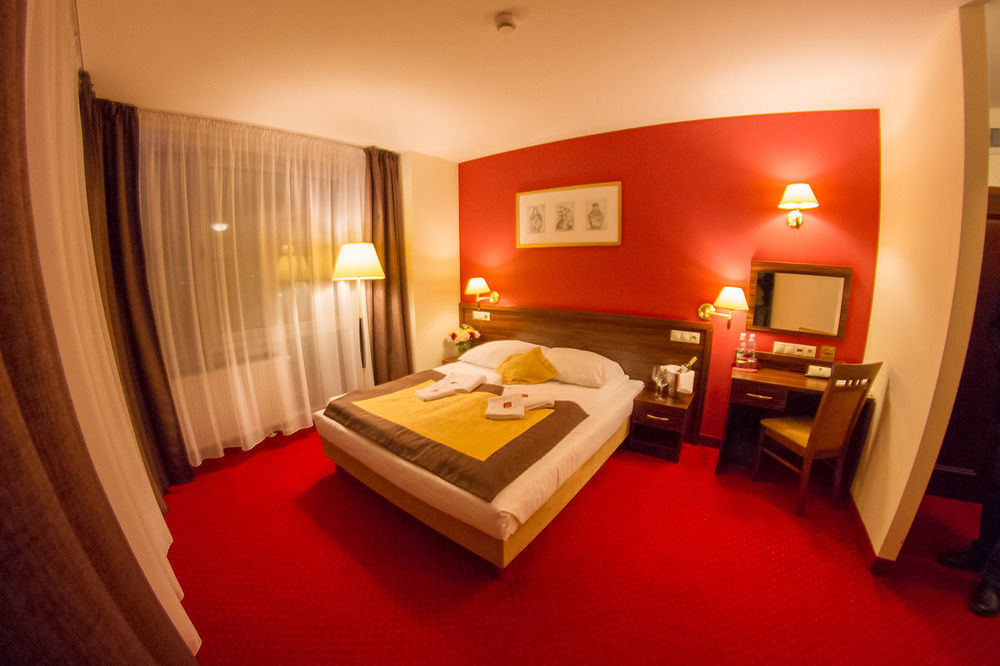 Hotel Pikul Пулавы Экстерьер фото