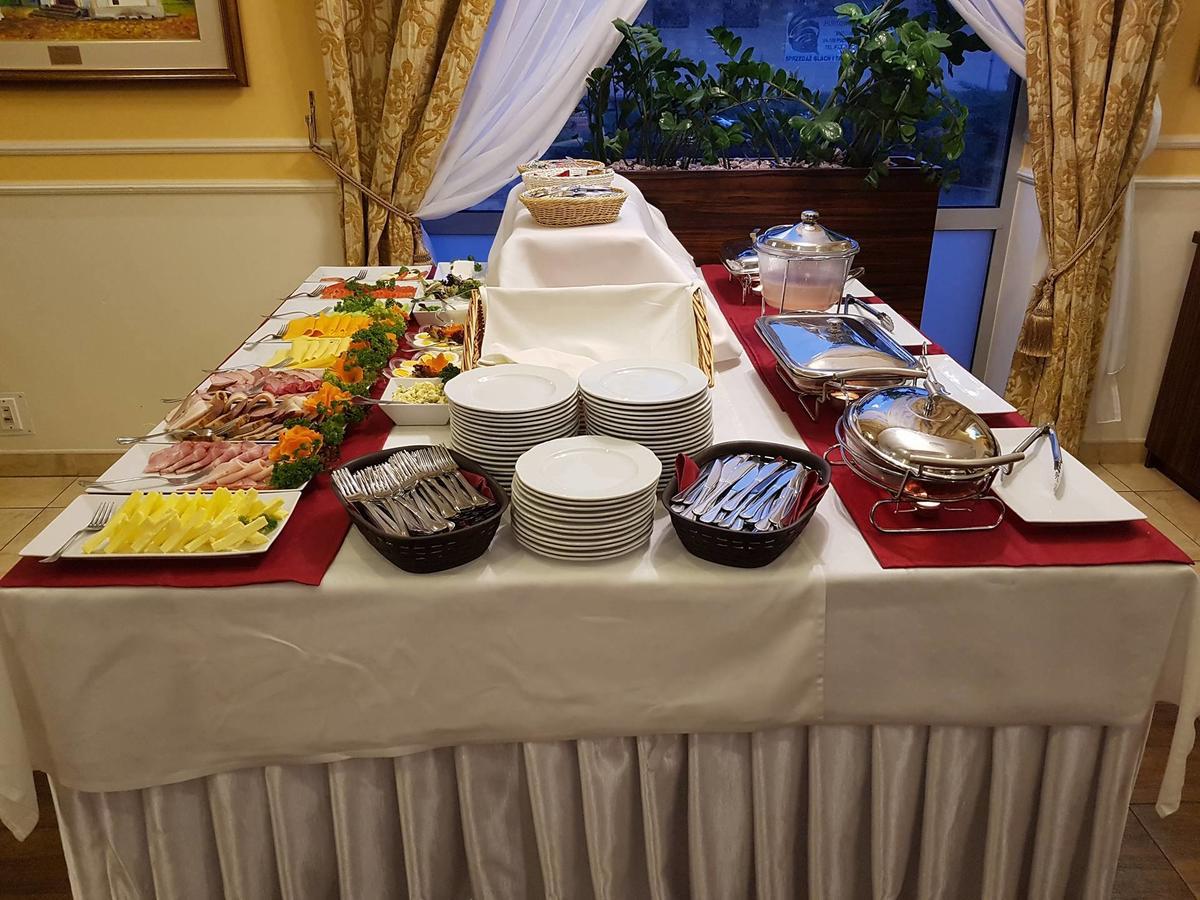 Hotel Pikul Пулавы Экстерьер фото