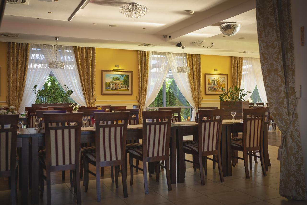 Hotel Pikul Пулавы Экстерьер фото