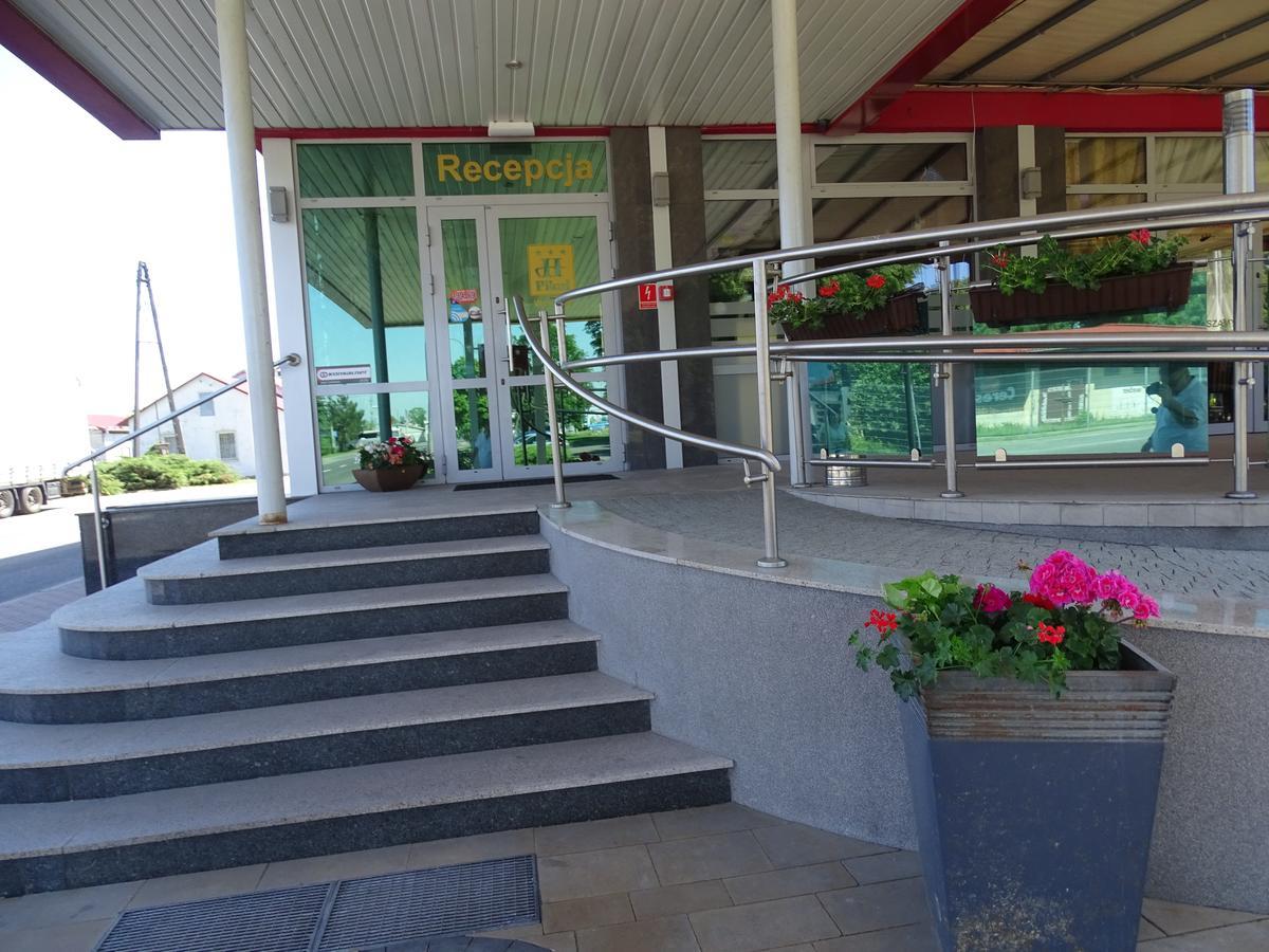 Hotel Pikul Пулавы Экстерьер фото