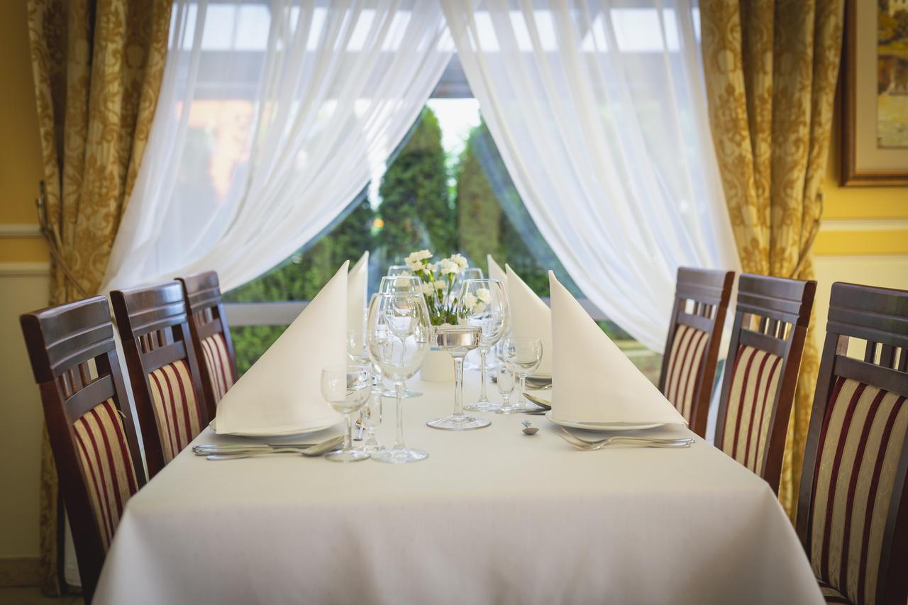 Hotel Pikul Пулавы Экстерьер фото