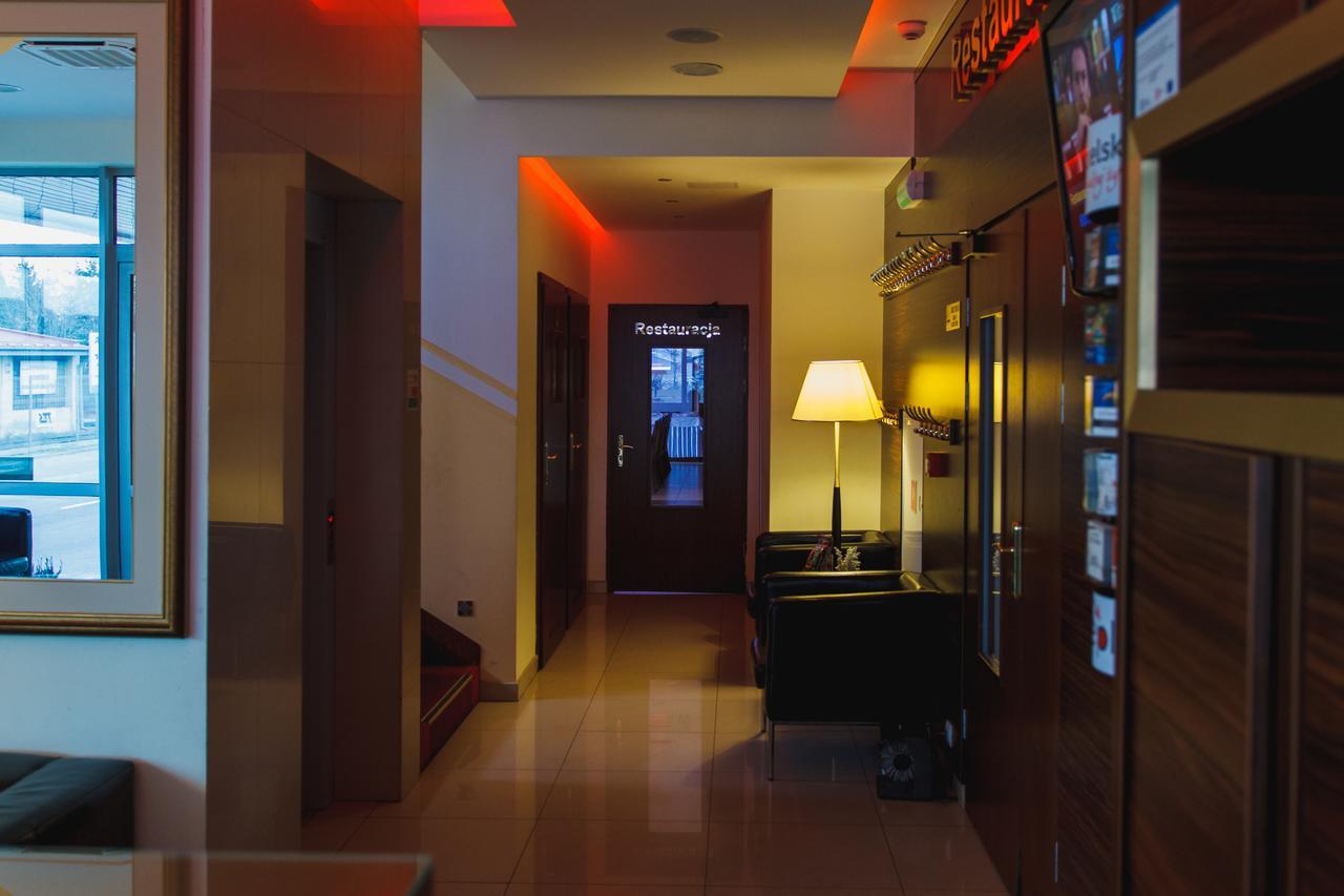 Hotel Pikul Пулавы Экстерьер фото