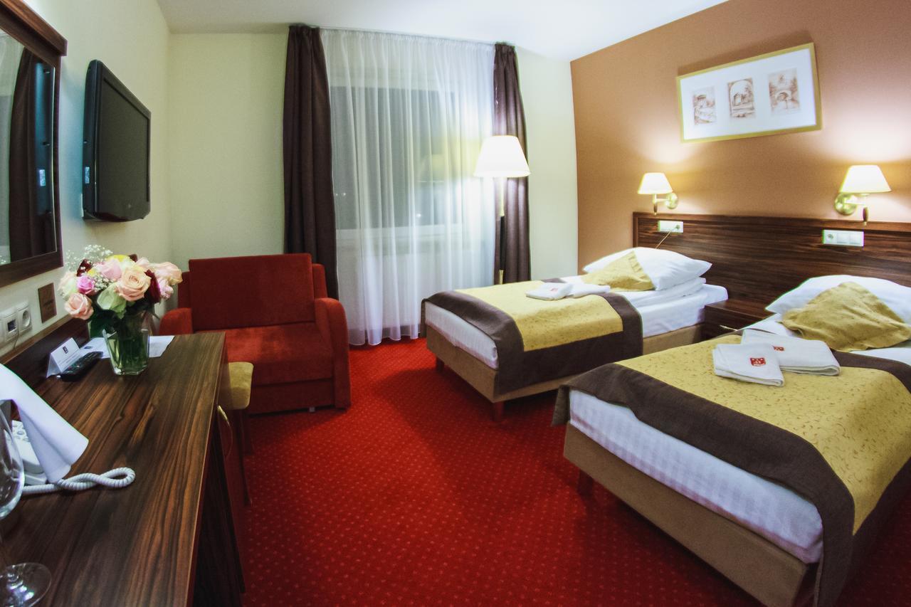 Hotel Pikul Пулавы Экстерьер фото
