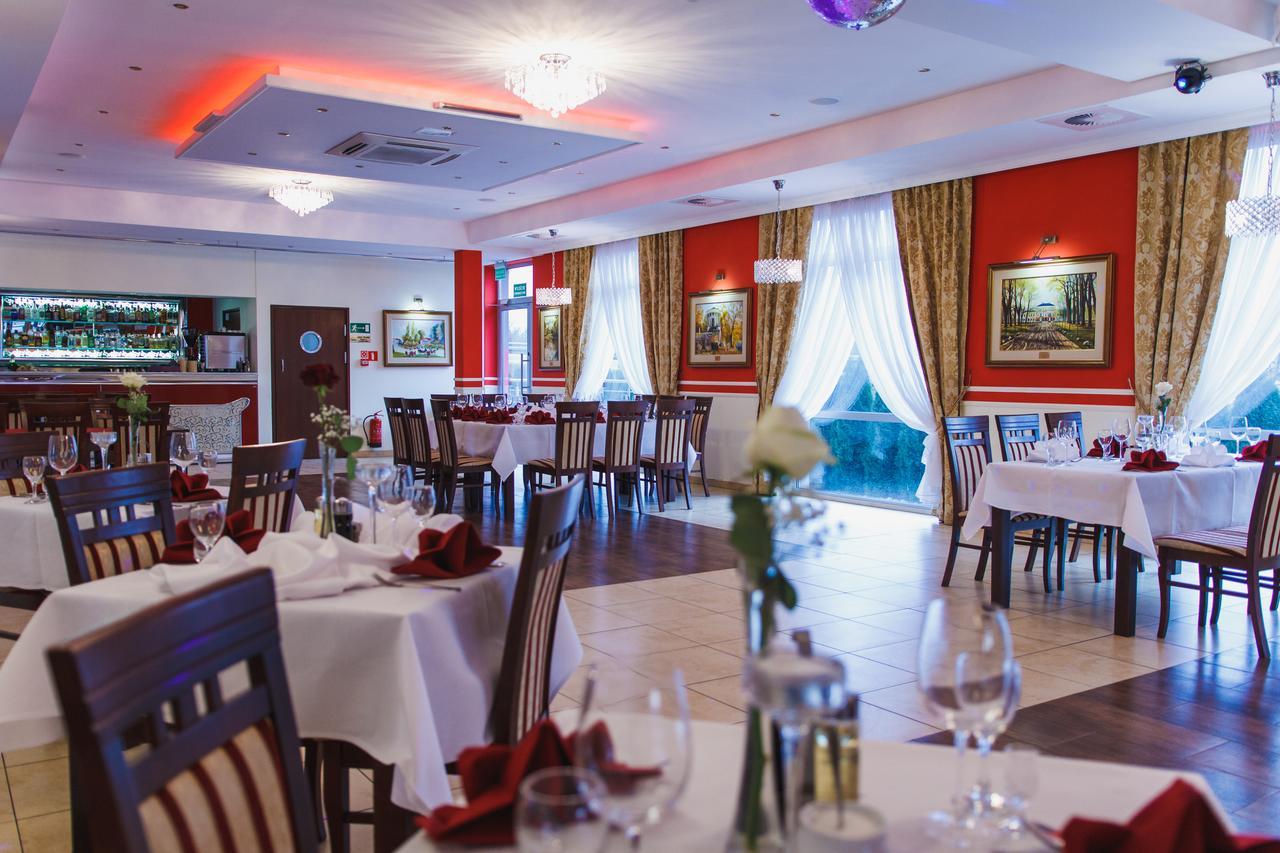 Hotel Pikul Пулавы Экстерьер фото