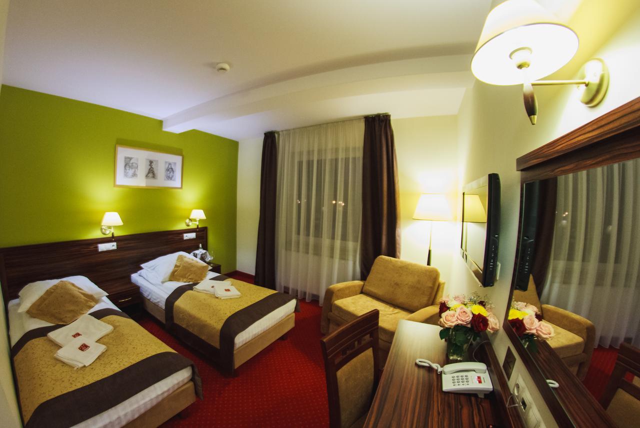 Hotel Pikul Пулавы Экстерьер фото