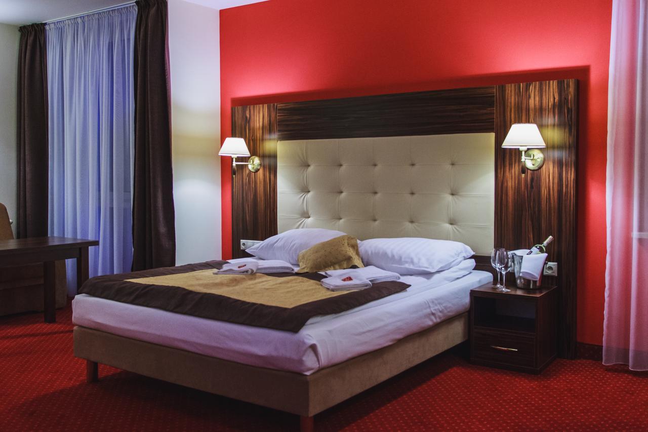 Hotel Pikul Пулавы Экстерьер фото