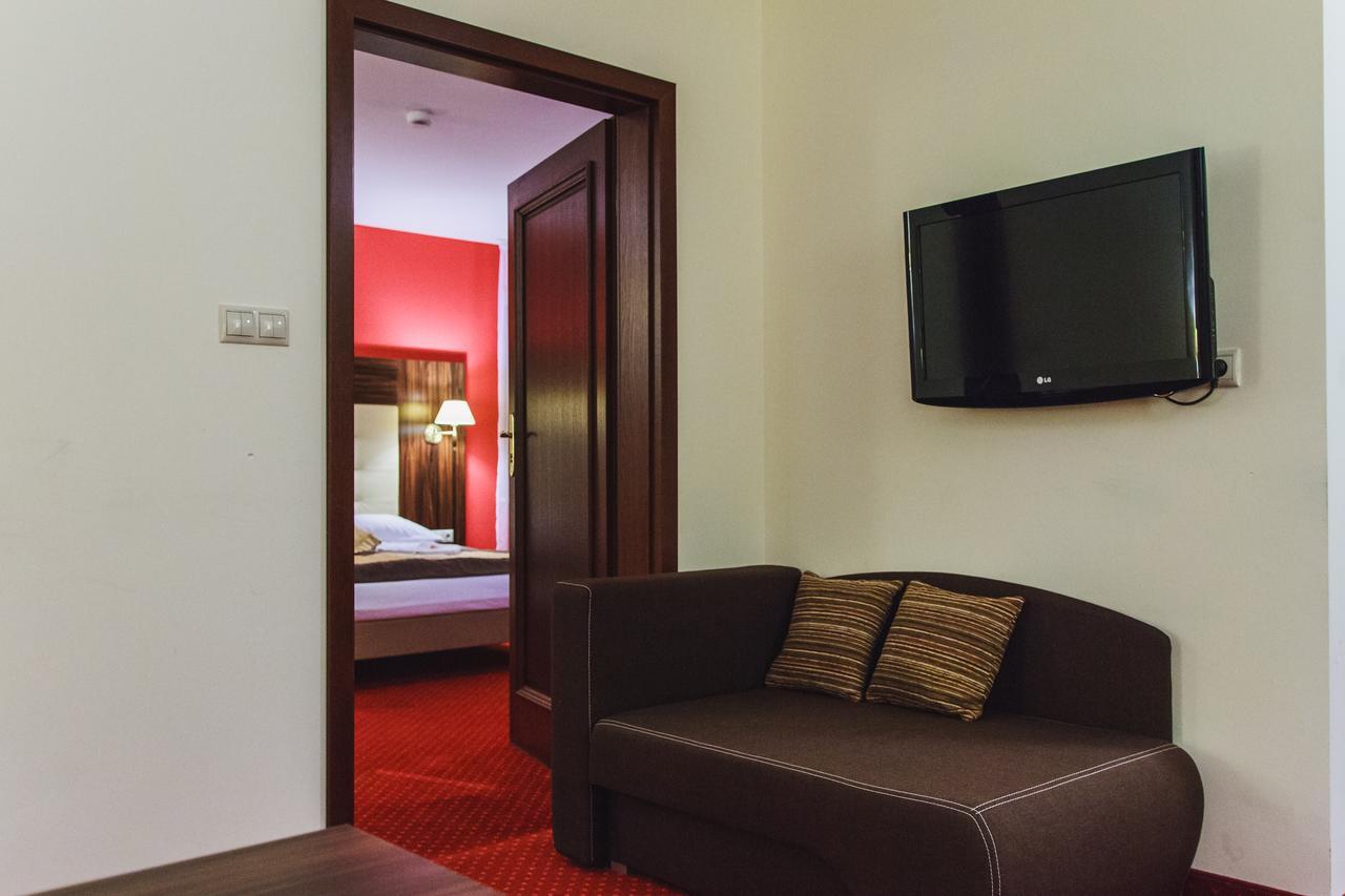 Hotel Pikul Пулавы Экстерьер фото