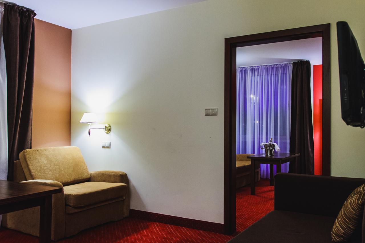 Hotel Pikul Пулавы Экстерьер фото