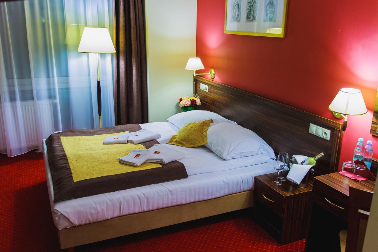Hotel Pikul Пулавы Экстерьер фото