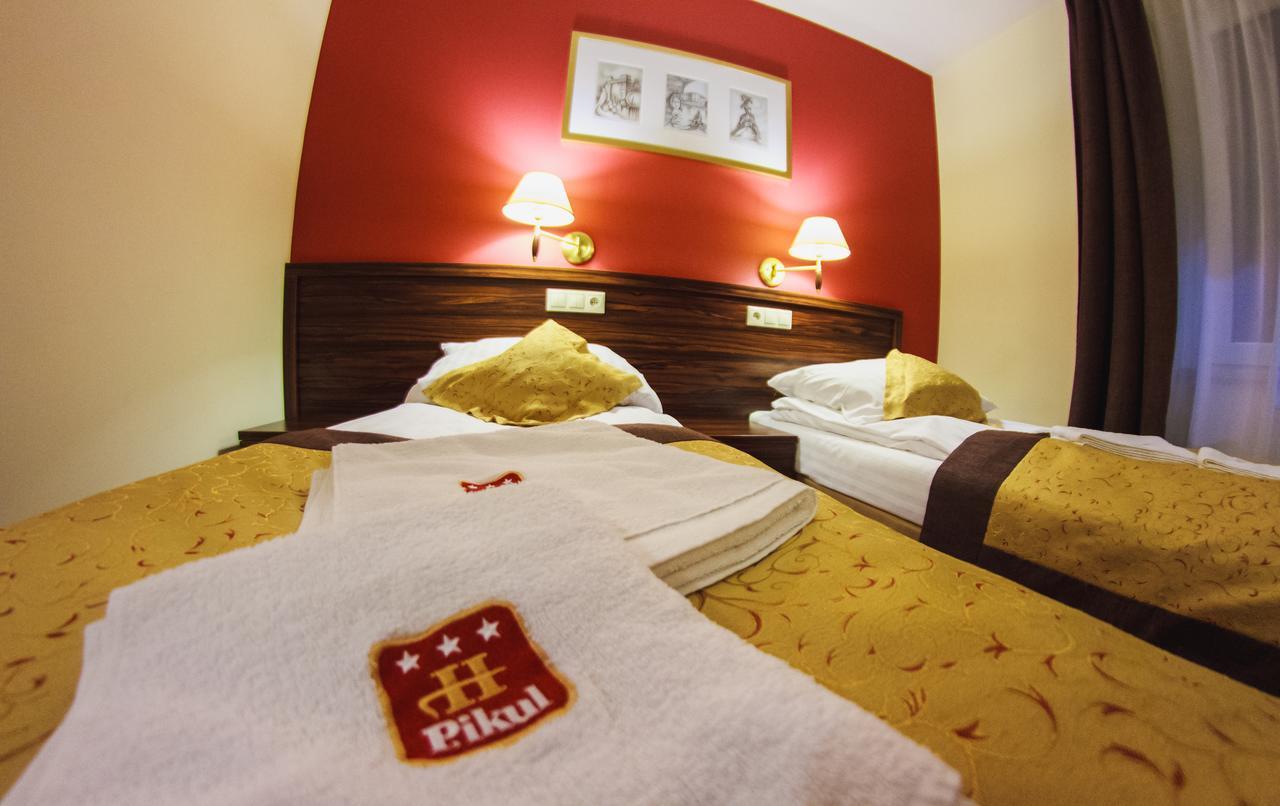 Hotel Pikul Пулавы Экстерьер фото