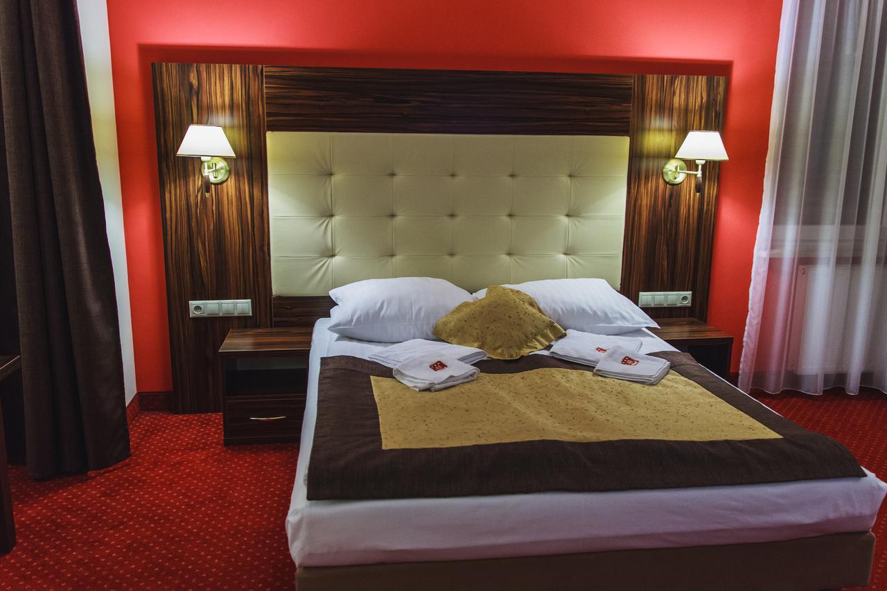Hotel Pikul Пулавы Экстерьер фото