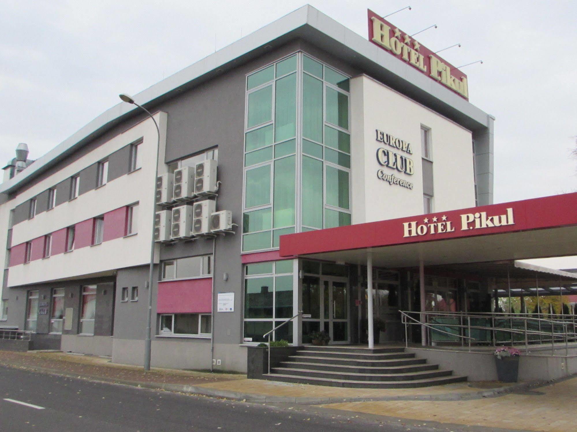 Hotel Pikul Пулавы Экстерьер фото