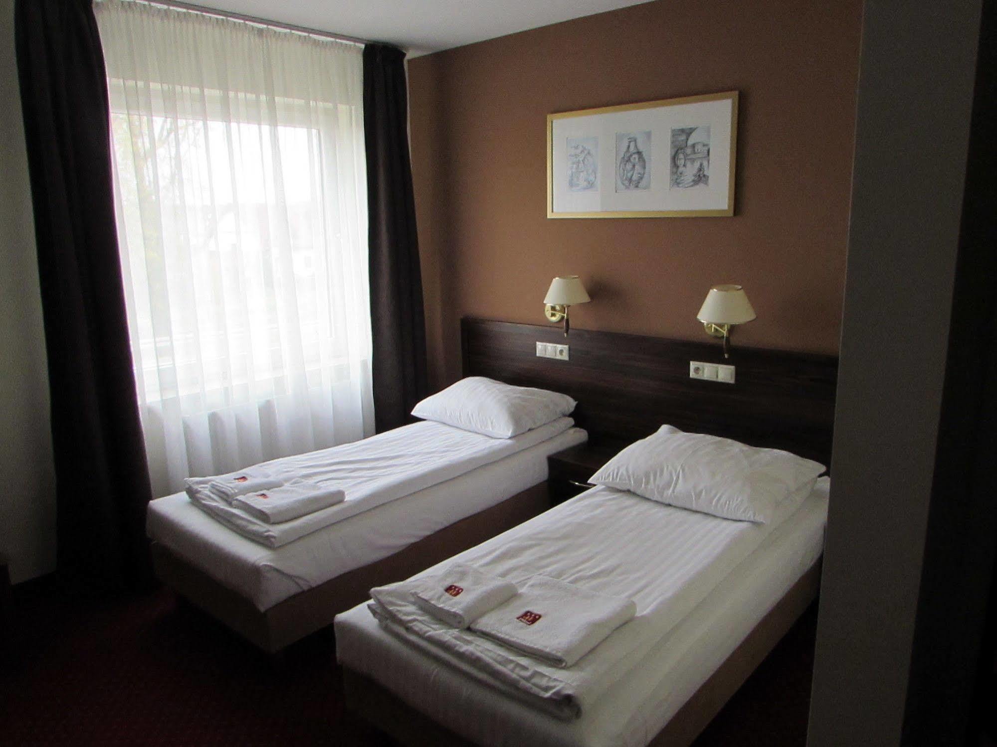 Hotel Pikul Пулавы Экстерьер фото