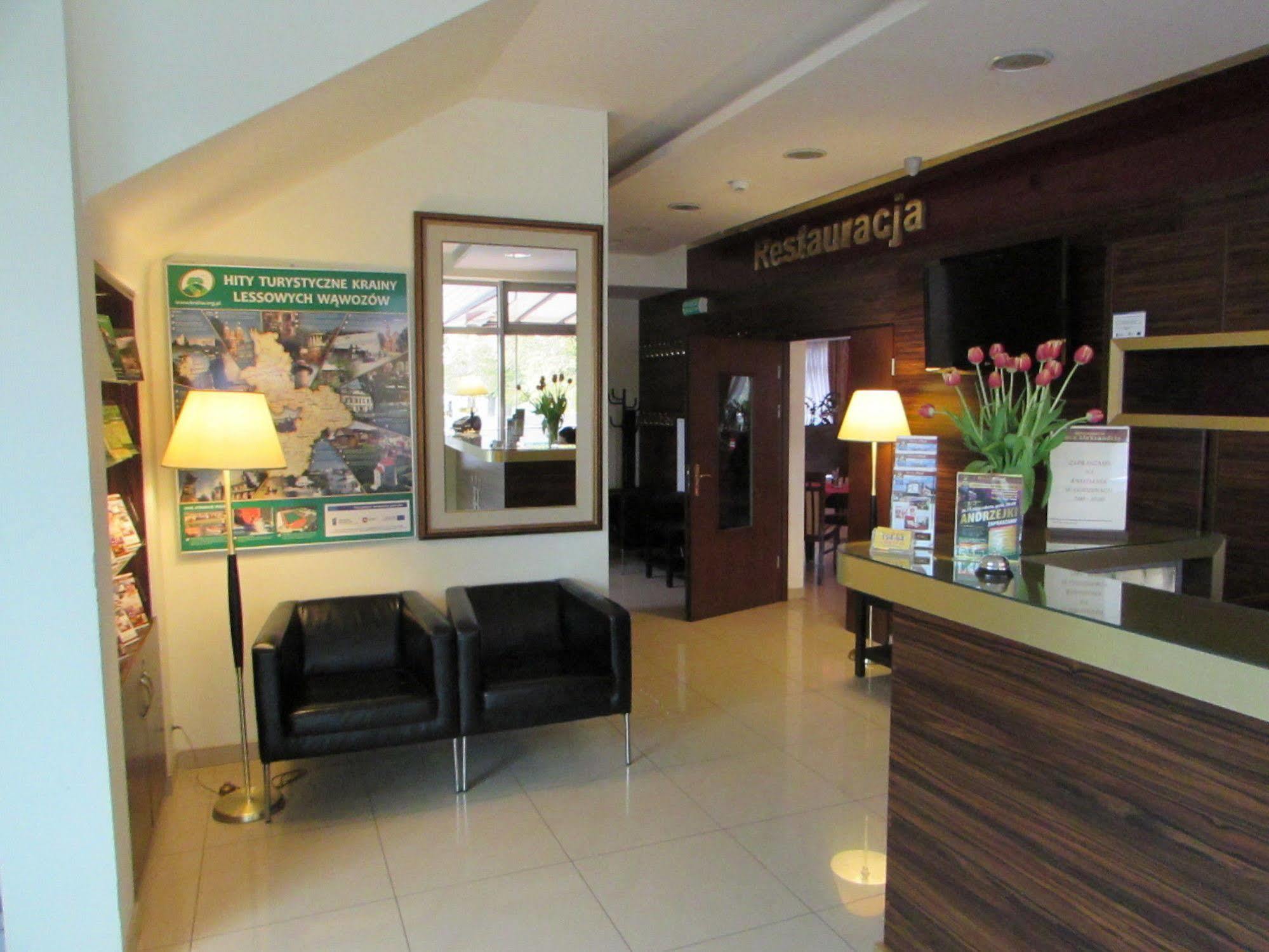 Hotel Pikul Пулавы Экстерьер фото