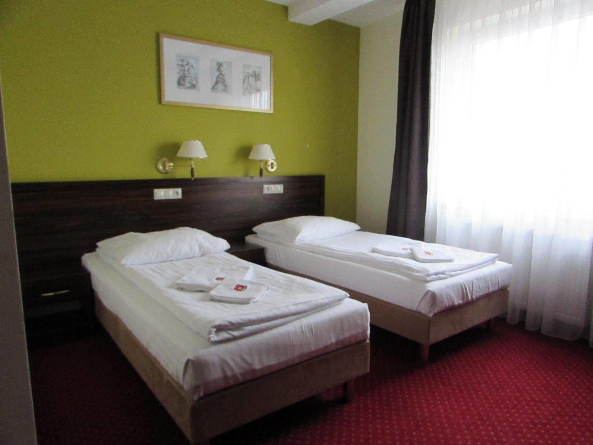 Hotel Pikul Пулавы Экстерьер фото