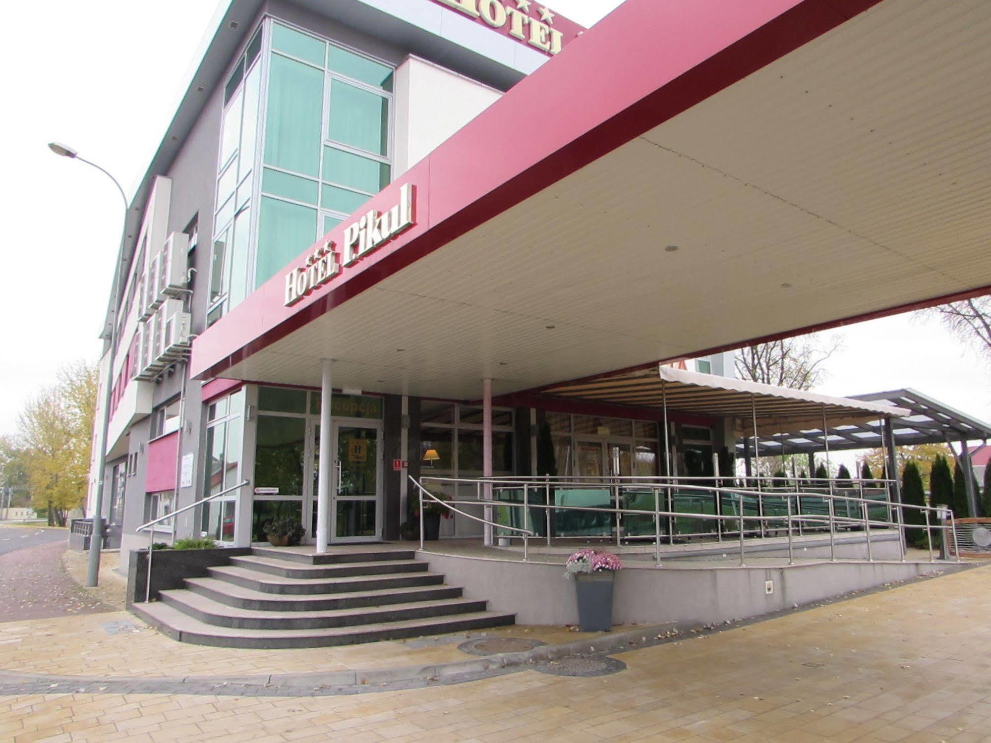 Hotel Pikul Пулавы Экстерьер фото
