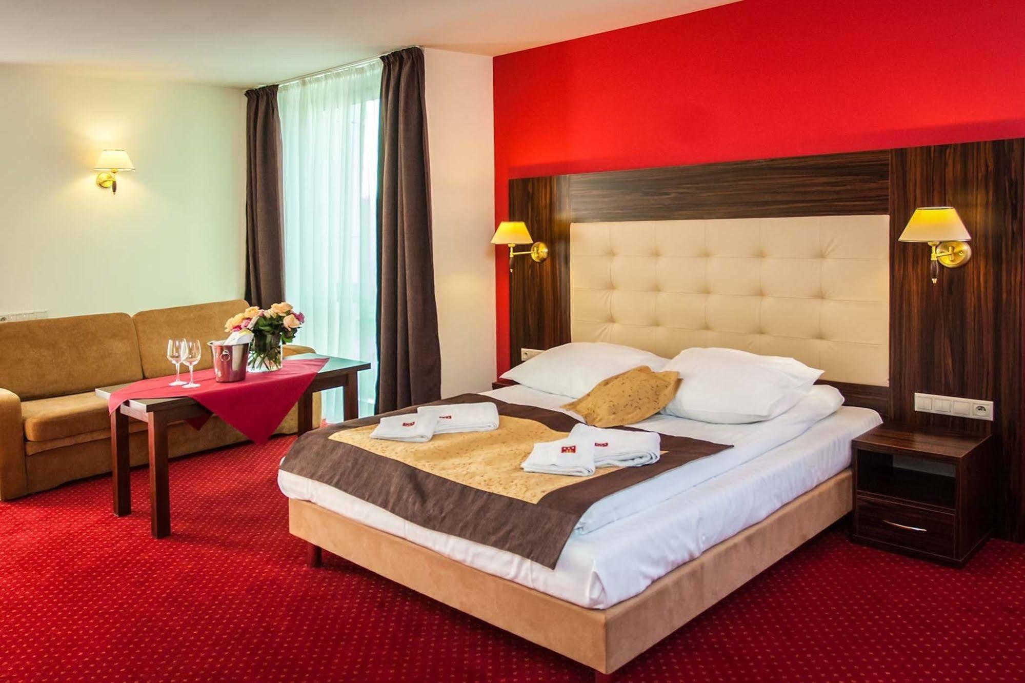 Hotel Pikul Пулавы Экстерьер фото