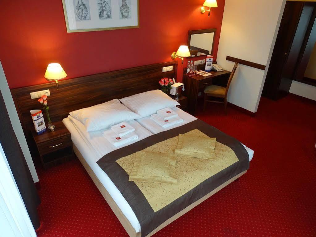 Hotel Pikul Пулавы Экстерьер фото