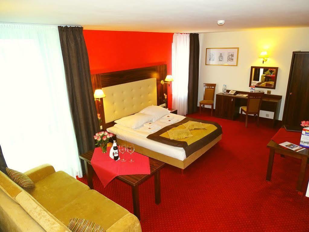 Hotel Pikul Пулавы Экстерьер фото