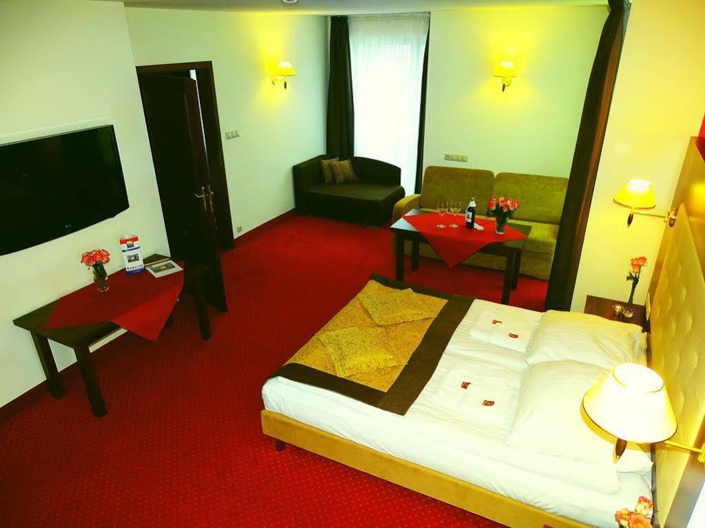 Hotel Pikul Пулавы Экстерьер фото