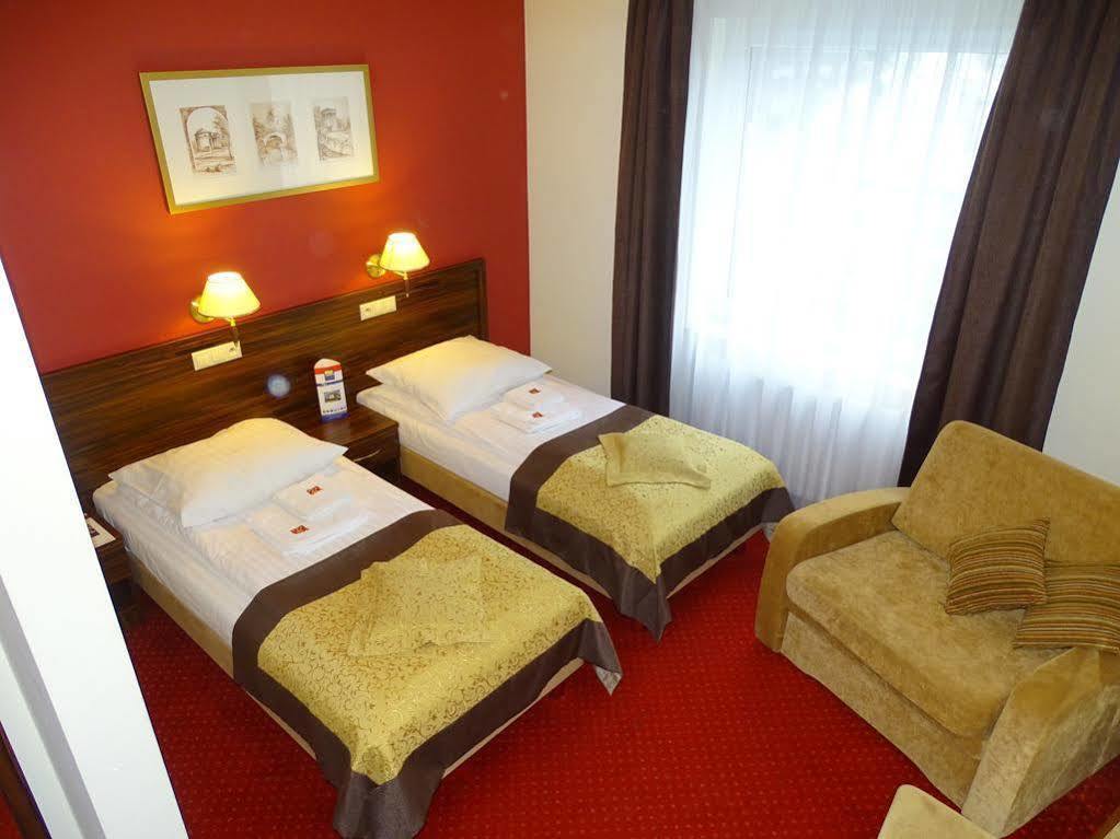 Hotel Pikul Пулавы Экстерьер фото