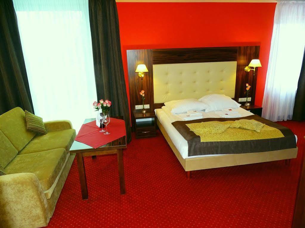Hotel Pikul Пулавы Экстерьер фото
